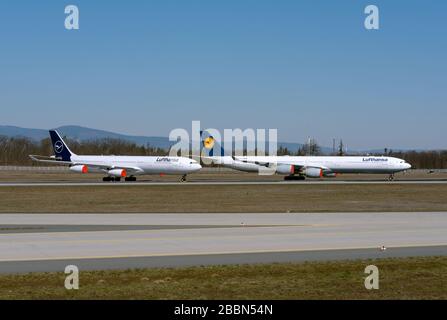 lufthansa Planes Park a causa del Coronavirus, Covid 19 shutdownon la pista nord-occidentale dell'aeroporto di Francoforte, fra, Germania Foto Stock