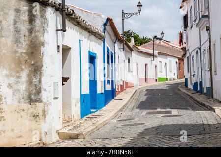 Strada nella città vecchia, Silves, Algarve, Portogallo Foto Stock