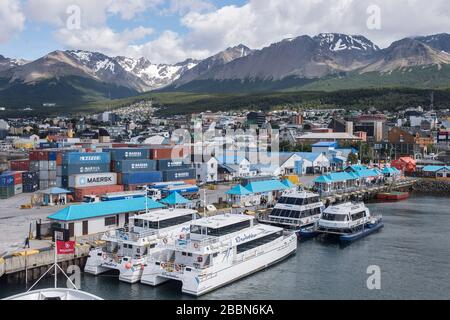 Il cantiere navale di Ushuaia con container e navi da crociera nel porto Foto Stock