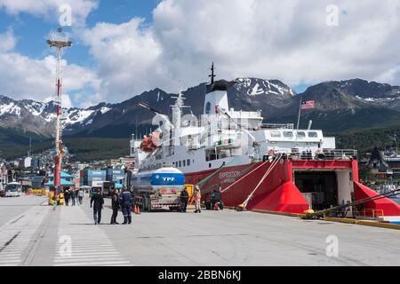 Caricamento delle forniture sulla nave G Expedition Cruise sul porto di Ushuaia, Argentina Foto Stock