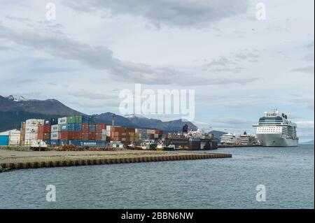 Il cantiere navale di Ushuaia con container e navi da crociera nel porto Foto Stock