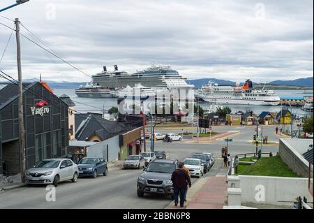 Il cantiere navale di Ushuaia con navi da crociera nel porto Foto Stock