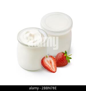 Yogurt biologico in vaso di vetro con fragole fresche e belle isolate su sfondo bianco. Foto Stock