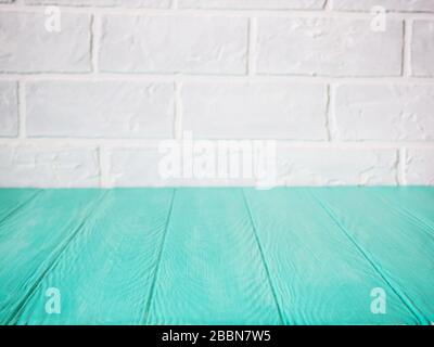 Posto vuoto bianco con pavimenti di legno blu e muro di mattoni. Modello di simulazione per la visualizzazione o il montaggio del prodotto. Spazio vuoto in studio o ufficio Foto Stock