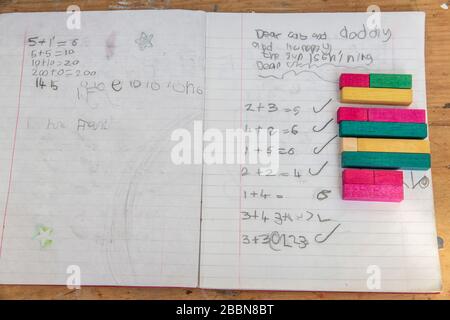 1st Aprile 2020 Cuisenaire aste di conteggio in legno utilizzate per calcolare la matematica utilizzando il colore e la forma nei libri delle prime scuole Foto Stock