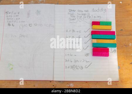 1st Aprile 2020 Cuisenaire aste di conteggio in legno utilizzate per calcolare la matematica utilizzando il colore e la forma nei libri delle prime scuole Foto Stock