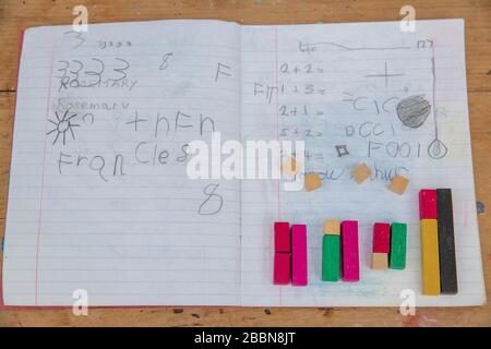 1st Aprile 2020 Cuisenaire aste di conteggio in legno utilizzate per calcolare la matematica utilizzando il colore e la forma nei libri delle prime scuole Foto Stock