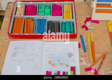 1st Aprile 2020 Cuisenaire aste di conteggio in legno utilizzate per calcolare la matematica utilizzando il colore e la forma nei libri delle prime scuole Foto Stock