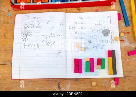 1st Aprile 2020 Cuisenaire aste di conteggio in legno utilizzate per calcolare la matematica utilizzando il colore e la forma nei libri delle prime scuole Foto Stock