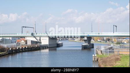 Vista panoramica del Ponte Amalia sul canale Gouwe tra le città di Waddinxveen e Gouda, Paesi Bassi Foto Stock