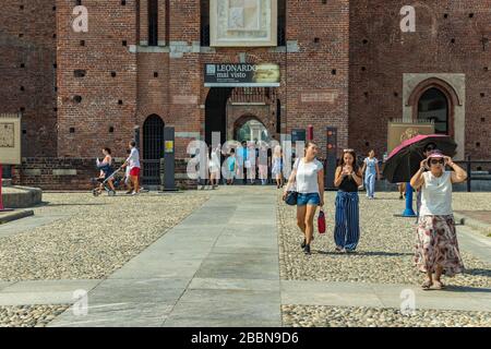 MILANO, ITALIA - 1 agosto 2019: Persone in visita al Castello Sforzesco XV secolo - Castello Sforzesco. È uno dei simboli principali della città di Milano, Lom Foto Stock