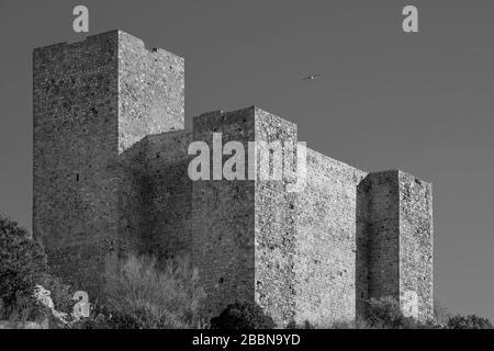 La bella Rocca Aldobrandesca di Talamone, Grosseto, Toscana, Italia, in una bella giornata di sole in bianco e nero Foto Stock