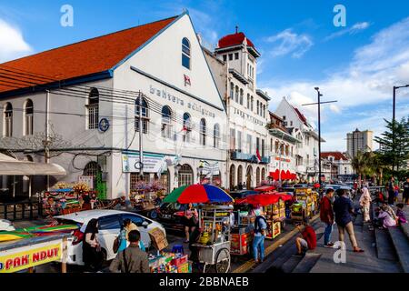 Una fila di bancarelle alimentari nel distretto di Kota, Jakarta, Indonesia. Foto Stock