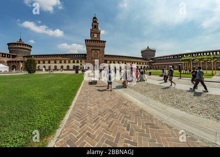 MILANO, ITALIA - 1 agosto 2019: Persone in visita al Castello Sforzesco XV secolo - Castello Sforzesco. È uno dei simboli principali della città di Milano, Lom Foto Stock