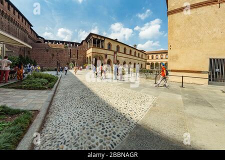 MILANO, ITALIA - 1 agosto 2019: Persone in visita al Castello Sforzesco XV secolo - Castello Sforzesco. È uno dei simboli principali della città di Milano, Lom Foto Stock