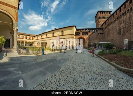 MILANO, ITALIA - 1 agosto 2019: Persone in visita al Castello Sforzesco XV secolo - Castello Sforzesco. È uno dei simboli principali della città di Milano, Lom Foto Stock