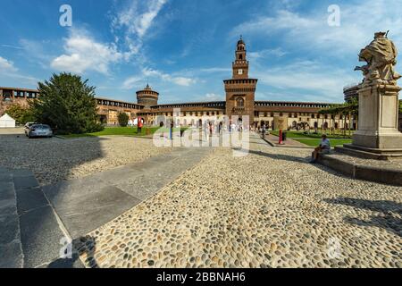 MILANO, ITALIA - 1 agosto 2019: Persone in visita al Castello Sforzesco XV secolo - Castello Sforzesco. È uno dei simboli principali della città di Milano, Lom Foto Stock