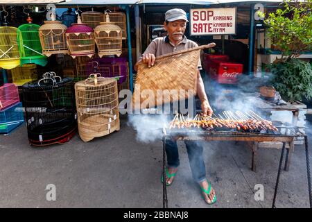 Una carne indonesiana di cottura/cottura alla griglia nella strada, Jakarta, Indonesia. Foto Stock
