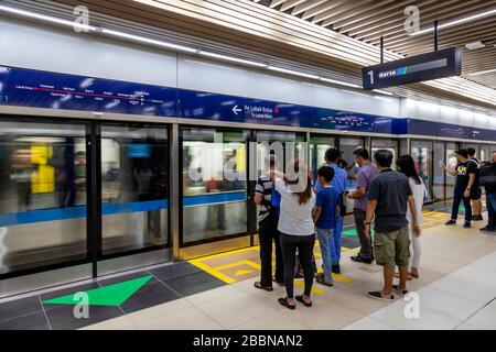 Indonesiano People Queue a bordo della metropolitana (MRT), Jakarta, Indonesia. Foto Stock