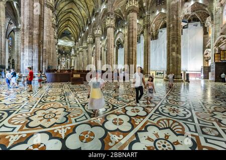 MILANO, ITALIA - 1 AGOSTO 2019: Interno del famoso Duomo di Milano in piazza a Milano. Obiettivo grandangolare super. Foto Stock