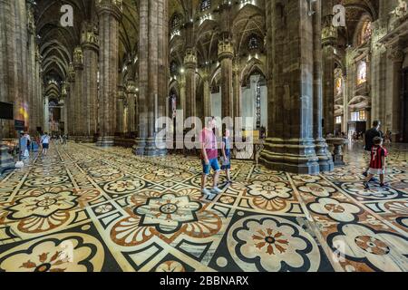 MILANO, ITALIA - 1 AGOSTO 2019: Interno del famoso Duomo di Milano in piazza a Milano. Obiettivo grandangolare super. Foto Stock