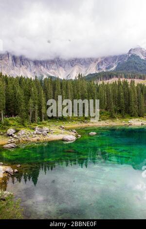 Lago Carezza con catena montuosa Latemar sullo sfondo Foto Stock