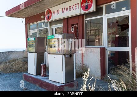 Stazione di benzina abbandonata a Rodakino, Creta, Grecia Foto Stock