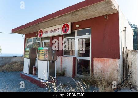 Stazione di benzina abbandonata a Rodakino, Creta, Grecia Foto Stock