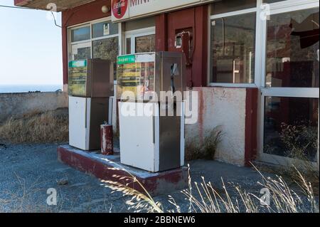 Stazione di benzina abbandonata a Rodakino, Creta, Grecia Foto Stock