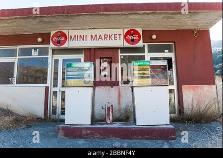 Stazione di benzina abbandonata a Rodakino, Creta, Grecia Foto Stock