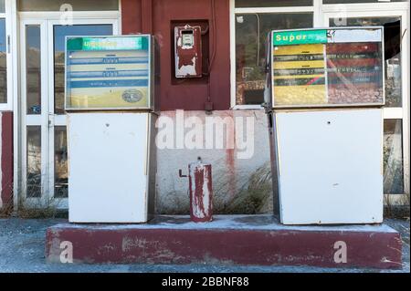 Stazione di benzina abbandonata a Rodakino, Creta, Grecia Foto Stock