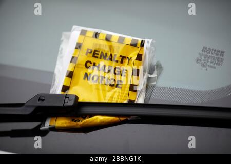 Manchester City council penalità avviso di penale PCN parcheggio fine fissato a un parabrezza auto Foto Stock