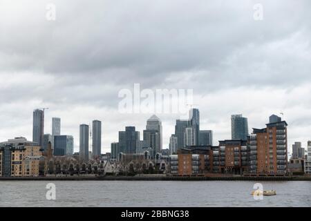 Vista che guarda attraverso il Tamigi verso Canary Wharf e il distretto finanziario Docklands che è giunto alla fine di uno dei suoi periodi di crescita, dato che la maggior parte delle gru sono scomparse il 10th marzo 2020 a Londra, Regno Unito. Due delle torri piu' nuove e alte hanno esterni completi: Terranova sulla sinistra, e Landmark Pinnacle sulla destra. Canary Wharf è il quartiere finanziario centrale secondario di Londra ed è situato sull'Isola di Dogs. È uno dei principali centri finanziari del mondo, che ospita molti degli edifici più alti, tra cui il secondo più alto del Regno Unito Foto Stock