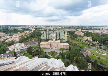 Città del Vaticano - 08 ottobre 2018 : Vista aerea del Palazzo del Governatorato nei Giardini Vaticani dalla cupola della Basilica di San Pietro (Ba Papale Foto Stock