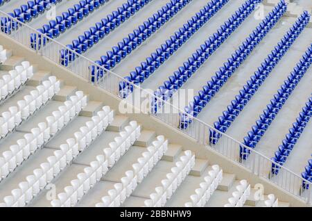 Posti vuoti blu e bianchi nello stadio prima della partita. Foto Stock