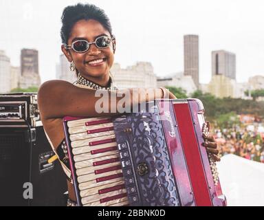 Rio de Janeiro / Brasile - 24 febbraio 2020: Lucy Alves, cantante, musicista multi-strumentista, modella e attrice, si pone con la sua fisarmonica Foto Stock