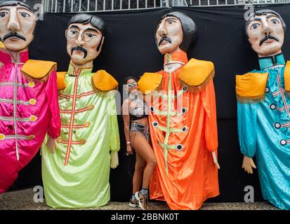 Rio de Janeiro / Brasile - 24 febbraio 2020: Lucy Alves, cantante, musicista multi-strumentista, modella e attrice, si pone con le grandi bambole dei Beatles A. Foto Stock