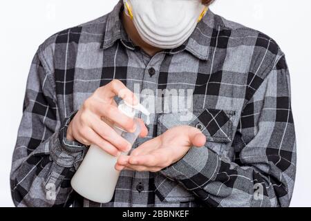 Ragazzo teenager con antisettico Foto Stock