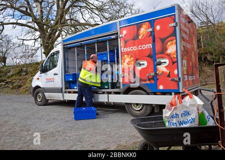 Supermercato Tesco food van driver alimentari consegna in sacchetti di plastica a casa di un cliente durante il Coronavirus Covid-19 pandemic Wales UK 2020 Foto Stock