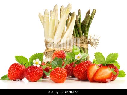 Asparagi Bundles con fragole su sfondo bianco - Panorama Foto Stock