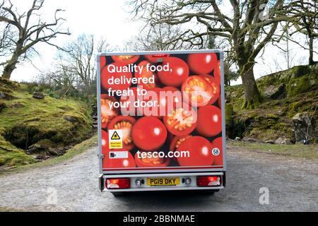 Tesco supermarket van REAR consegna di cibo a una casa di clienti in Galles rurale durante lo scoppio di Coronavirus Covid-19 pandemic Wales UK primavera 2020 Foto Stock