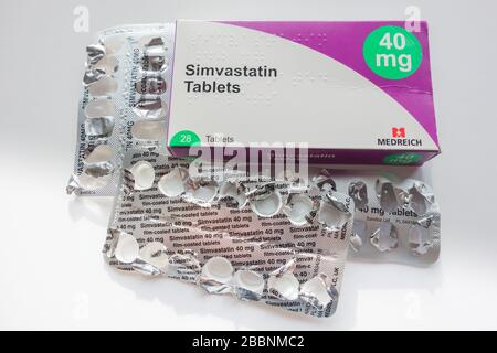 Blister vuoti di compresse di Simvastatin 40mg che abbassano il colesterolo Foto Stock