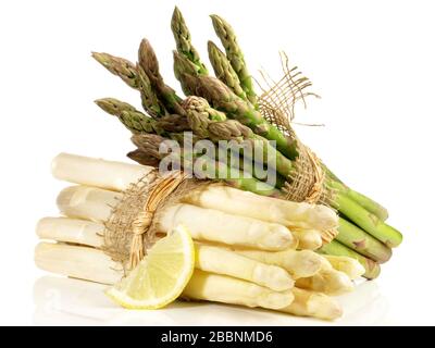 Pacchetti di asparagi verdi e bianchi con limone su sfondo bianco Foto Stock