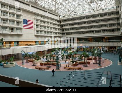 Nessuna linea per l'ingresso del checkpoint di sicurezza TSA, in basso a destra, all'Aeroporto Internazionale di Orlando Giovedi 26 marzo alle 11:02am. A causa di Covid-19 pochissime persone potrebbero essere viste all'aeroporto 10th più trafficato negli Stati Uniti Foto Stock