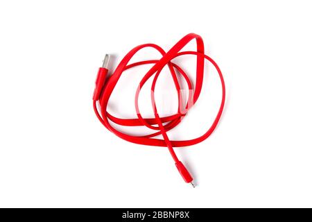 Cavo USB per gadget in silicone rosso isolato su sfondo bianco Foto Stock