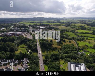 Vista aerea del drone che guarda a sud-ovest da East Kilbride Scotland Foto Stock