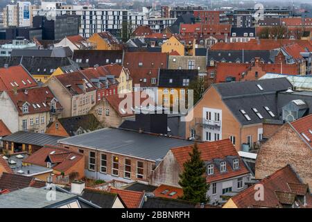 Aalborg, sui tetti. Girato dal tetto del grande magazzino di Sling, situato a: Nytorv 8, 9000 Aalborg, Danimarca. Foto Stock