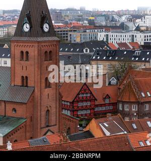 Aalborg, sui tetti. Girato dal tetto del grande magazzino di Sling, situato a: Nytorv 8, 9000 Aalborg, Danimarca. Foto Stock