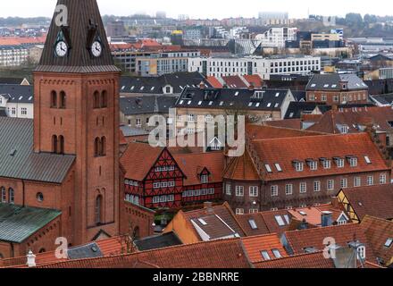 Aalborg, sui tetti. Girato dal tetto del grande magazzino di Sling, situato a: Nytorv 8, 9000 Aalborg, Danimarca. Foto Stock