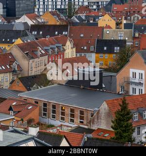 Aalborg, sui tetti. Girato dal tetto del grande magazzino di Sling, situato a: Nytorv 8, 9000 Aalborg, Danimarca. Foto Stock